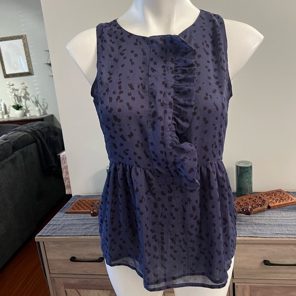 Gap Navy blue tank with ruffle front and black spots - Picture 1 of 3